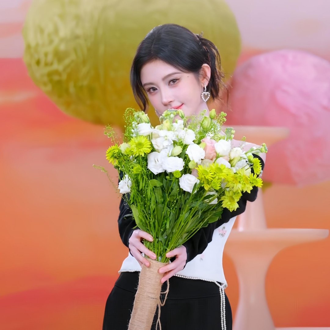 鞠婧祎捧花头像鞠婧祎捧花长裙鞠婧祎的捧花造型真的美到失语！鲜花长裙温柔又灵动，手