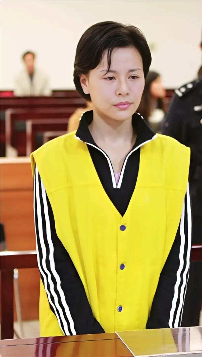 2012年，常熟“第一美女”顾春芳被判死缓，镜头中的她低着头，默默地听着法庭对她