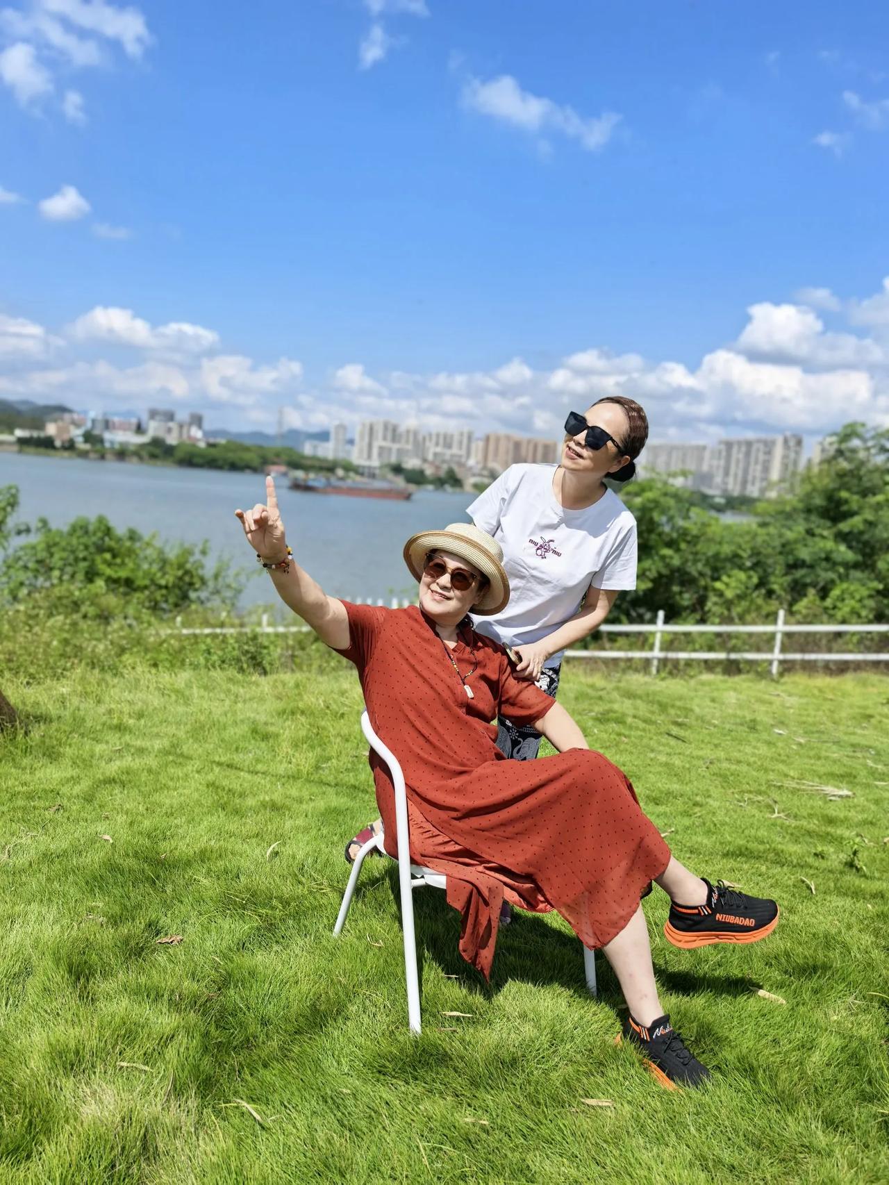 今日寒露。
一个带着“寒”字的节气。
明晃晃的太阳明确告诉我，离寒凉还远着咧！至