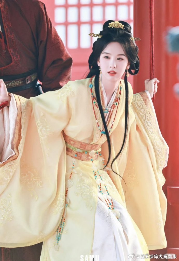 田曦薇陈都灵刘些宁撞衫田曦薇陈都灵刘些宁造型撞衫 陈都灵田曦薇刘些宁同款造型出街