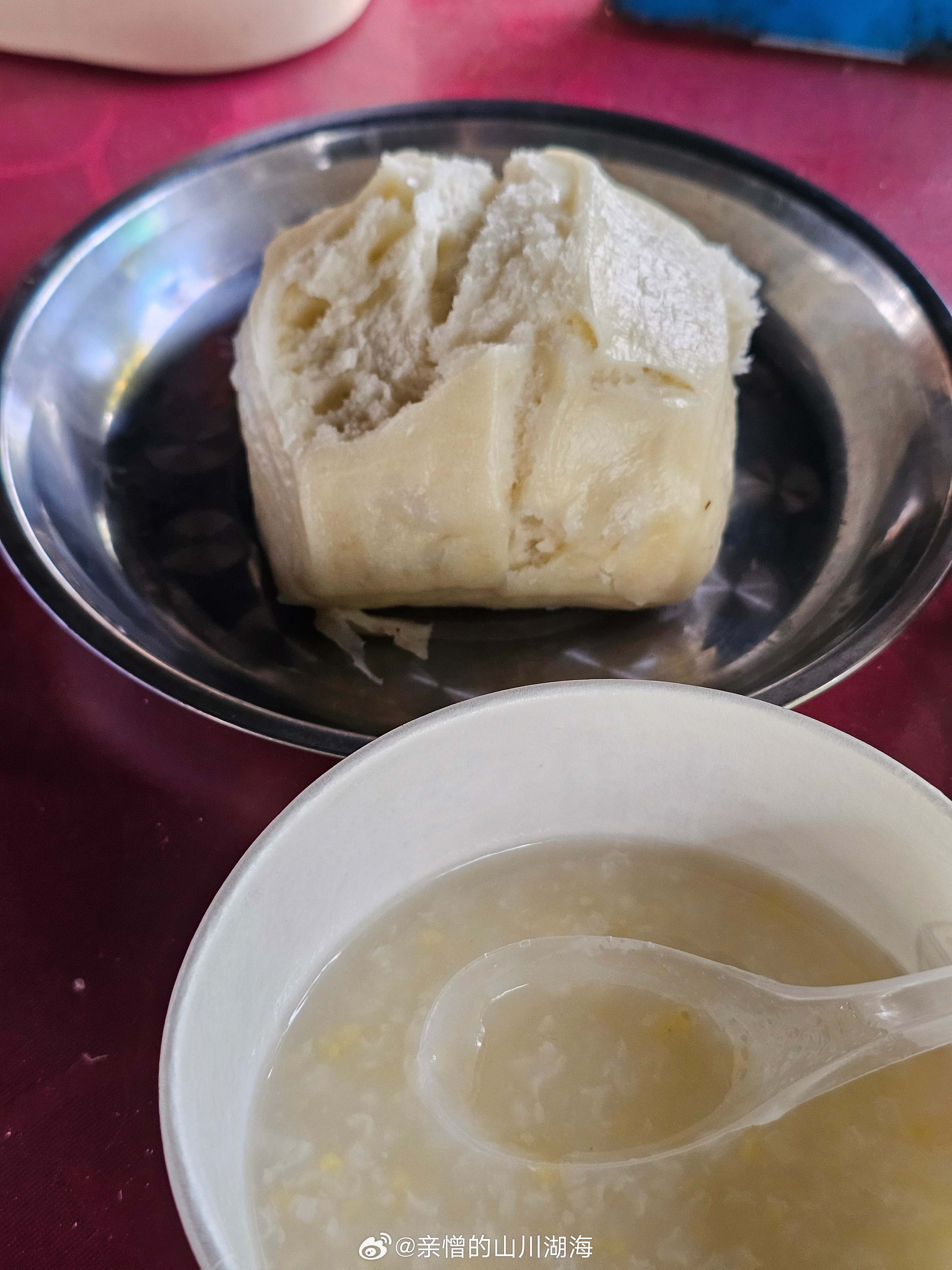 清理相册翻到的，这辈子没吃过这么难吃的馒头和稀饭，当然，油条也很难吃。西昌，大石