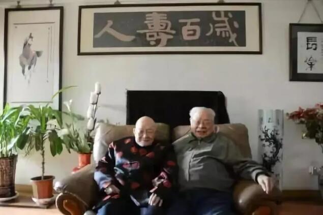 创作《夜谭十记》，并被姜文改编成电影《让子弹飞》的著名作家马识途，是重庆忠县人。