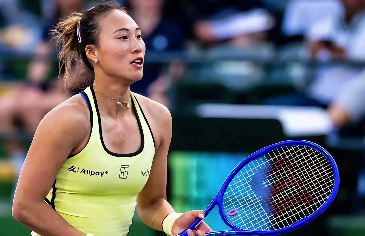 马德里女单第二轮比赛正在进行中，郑钦文在首盘1-6不敌肯宁后。第二盘迅速调整状态