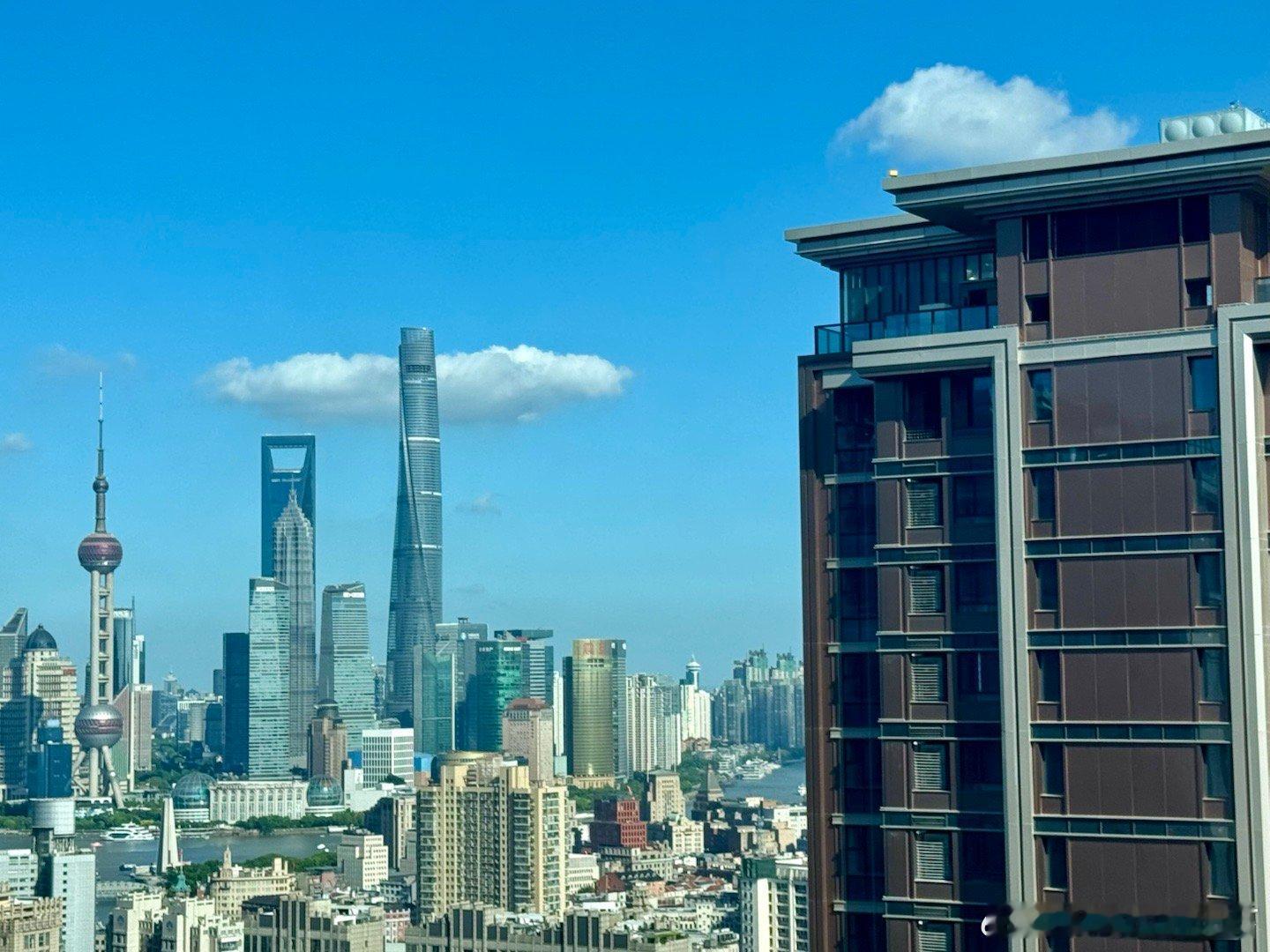 知道苏河湾一号的视野景观不错，没想到可以平视三件套，还可以看到部分黄浦江面 ​​