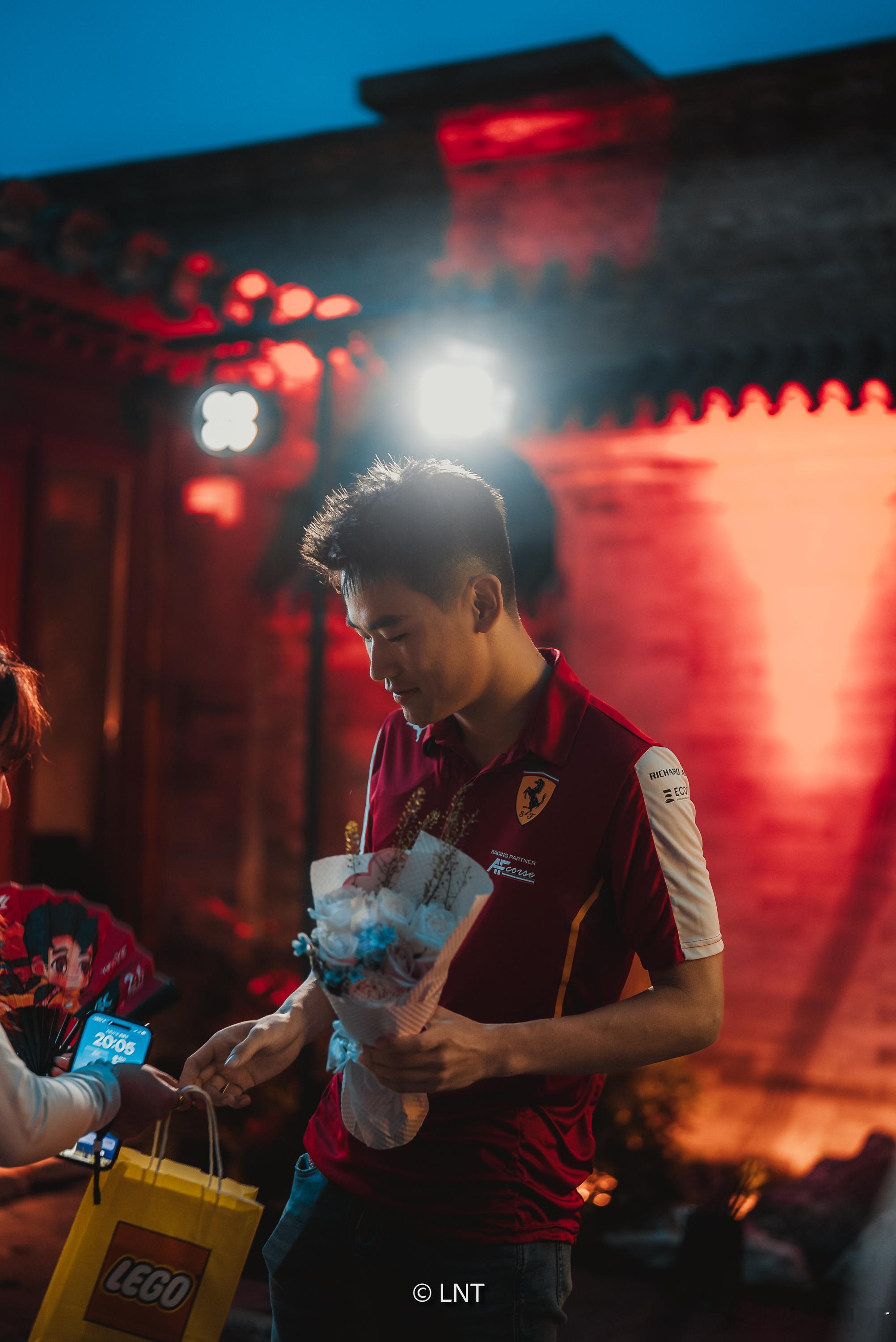 是他！实现了中国赛车的百年突破，让世界看到中国速度。他用15年孤身赴欧的坚守，换