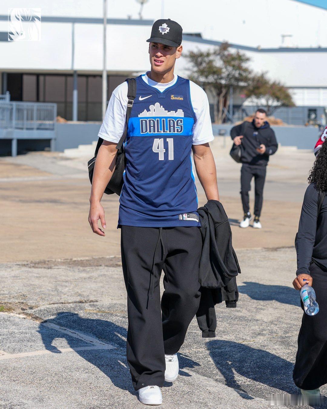 鲍威尔穿着诺维茨基的41号球衣登机，前往迈阿密。