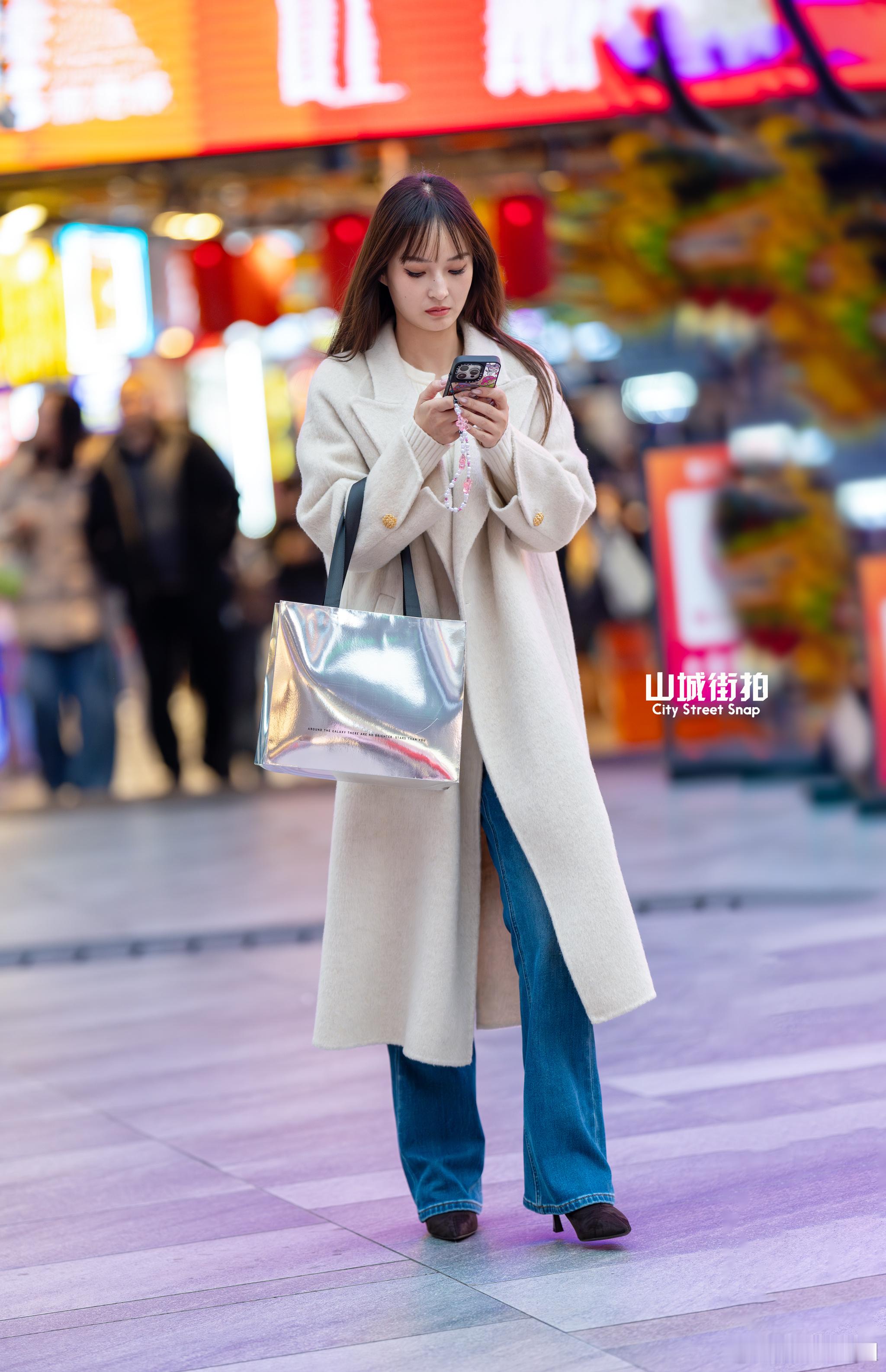 晚上的大屏广告光线五颜六色的，能正常曝光就可以了~ 