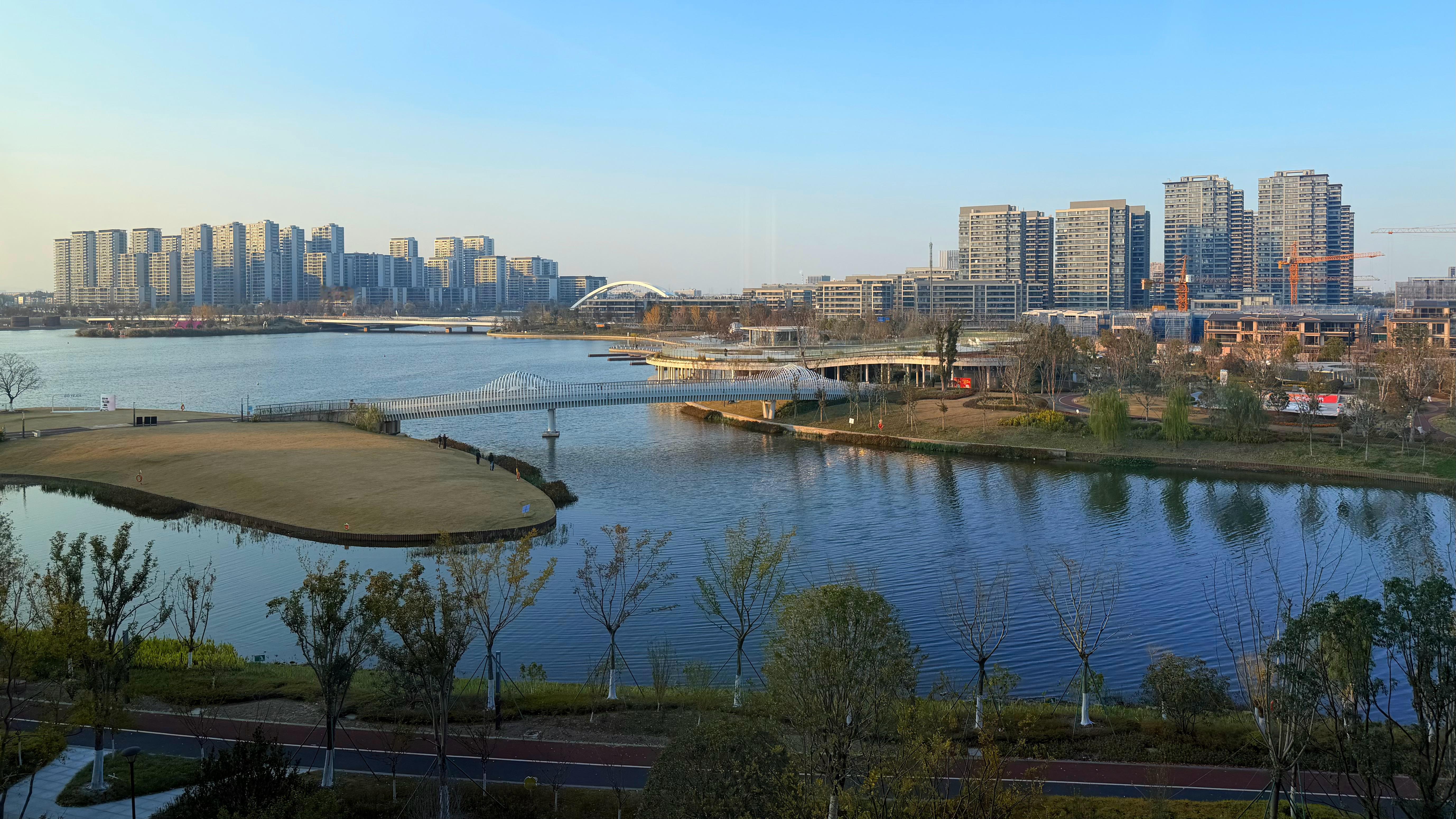 到杭州了，这天气也不暖和呀…晚上去参加一加Ace 6T发布会 杭州·杭州钱塘君澜