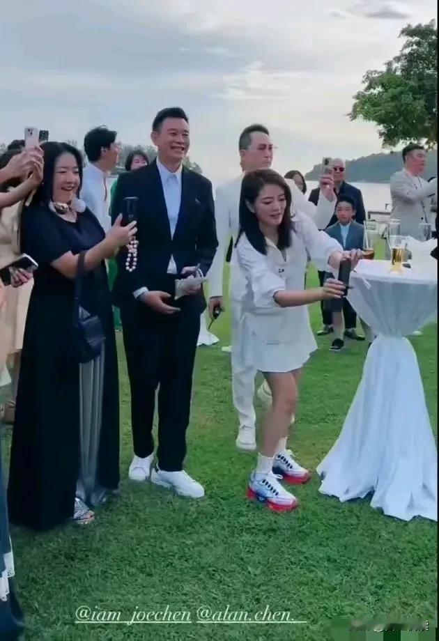哇
居然看到了她
在陈乔恩的婚礼上

安以轩居然出席了乔恩的婚礼
当天的她身材依