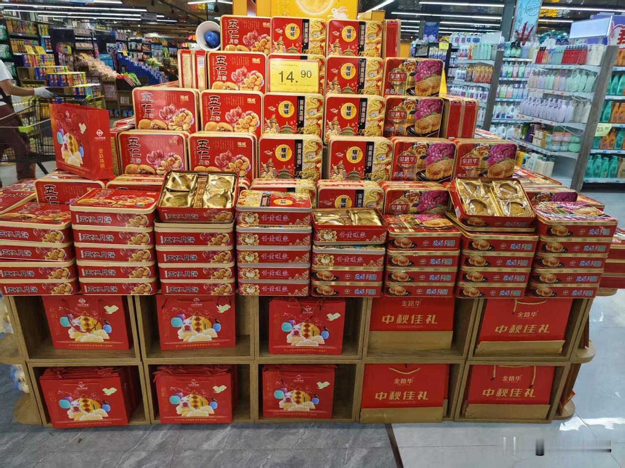 八月十五一过，月饼立马“跌落神坛”！
今天逛超市，好家伙，前几天还高高在上的月饼