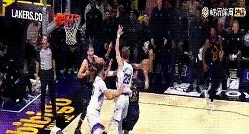 我跟你说，勒布朗都忍不住上去摸他头了。
就那几分钟，他一个人扛着球队填平大坑还反