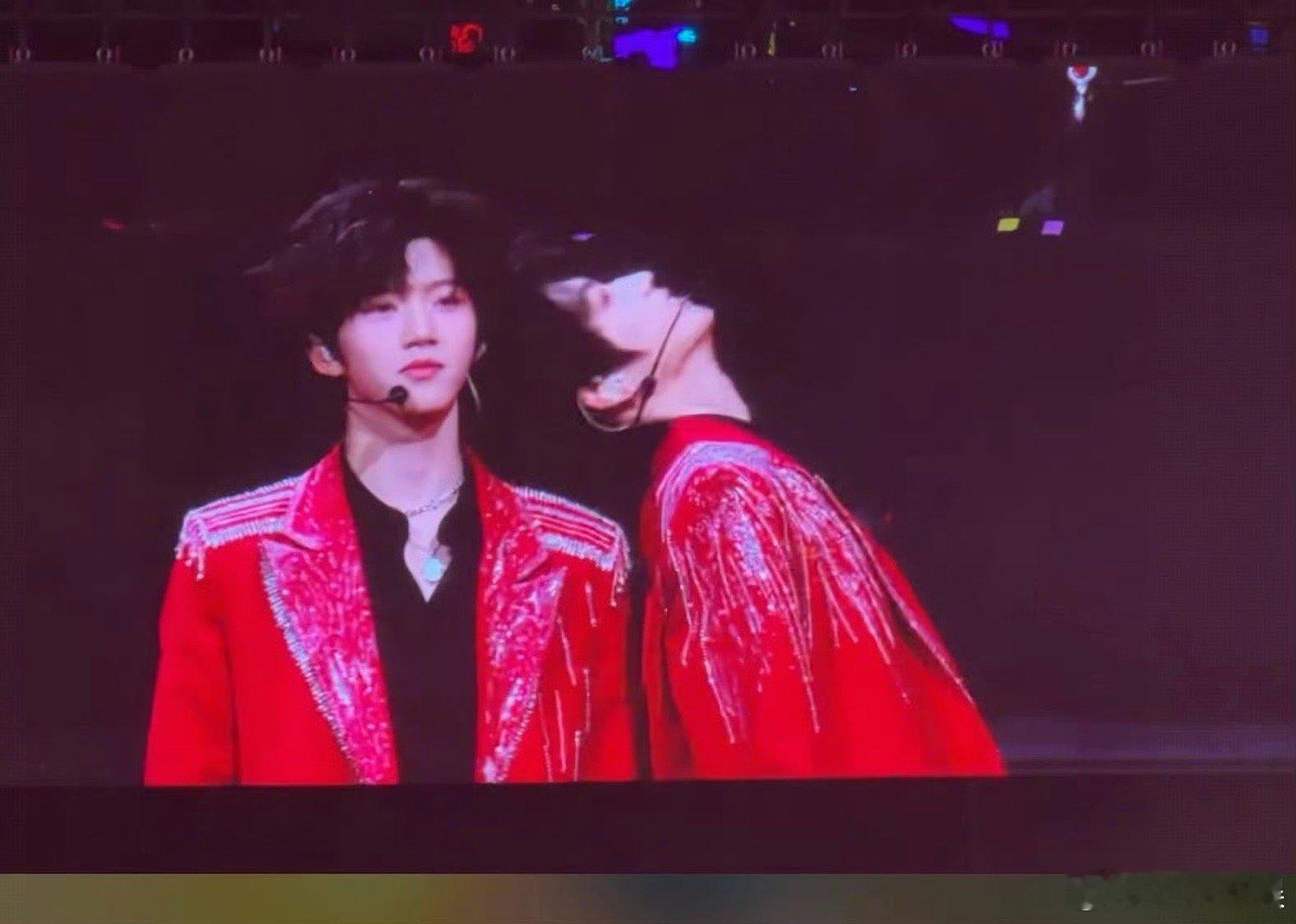 张桂源靠在张函瑞肩上比D俺不中了！这个张桂源咋这萌谁发明的！张桂源