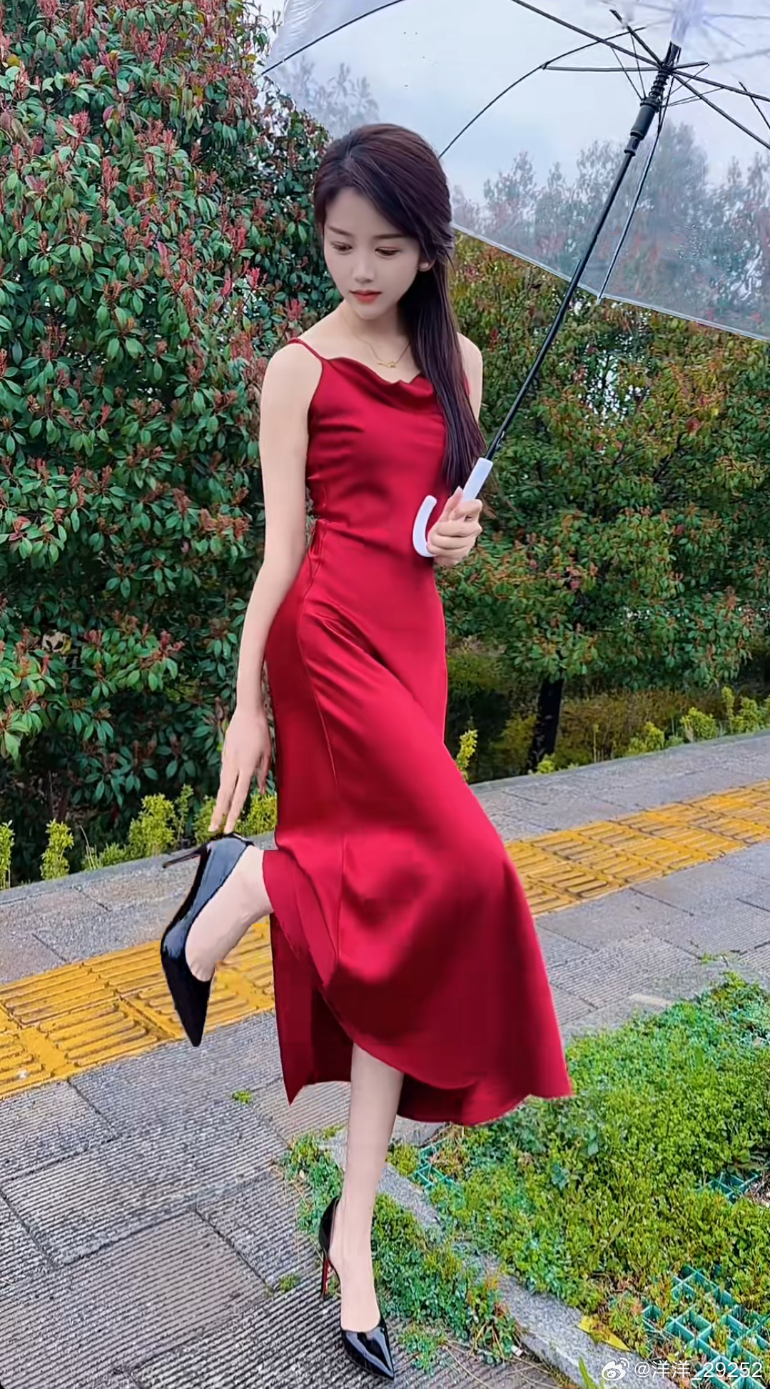 洋洋高锐·莲、吗◎站在马路的对面踌躇……再三还是不敢上前◎她……还是……她苗条的