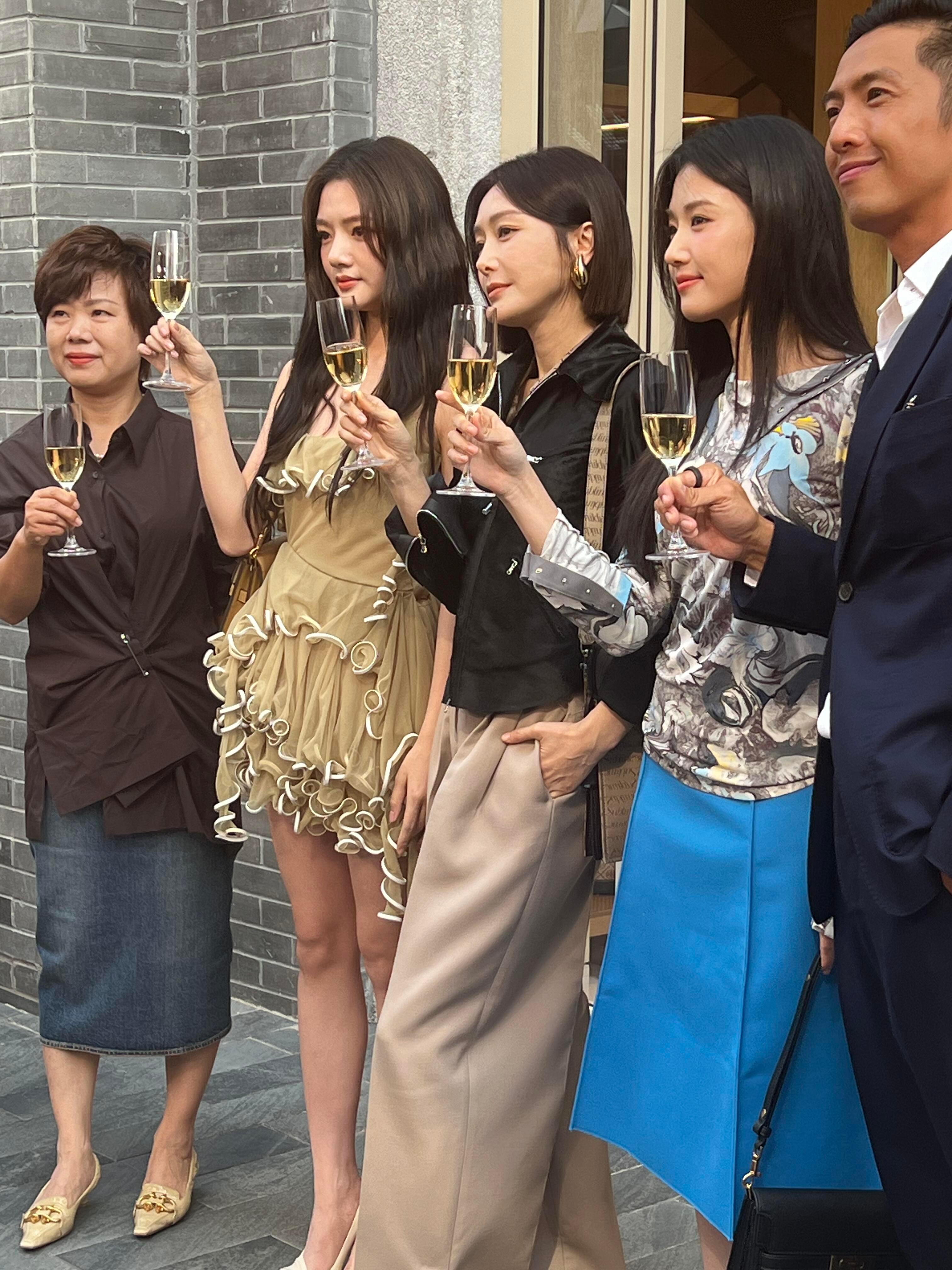秦岚·卢昱晓·任敏 三大美女线下品牌活动同框，这生图都好美[送花花] ​​​