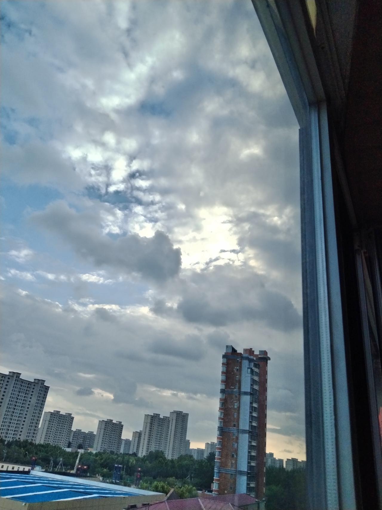 今天下午，忽然发现东营西城的云彩呈现上下双层分布。上层，特别亮白，是太阳照在上面