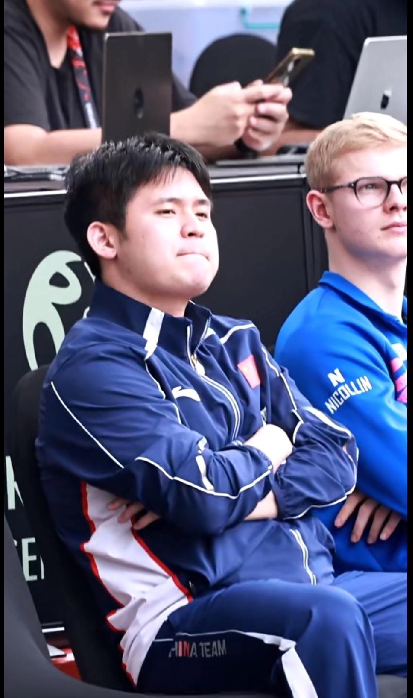 林诗栋这小表情，把“我很稳”写在脸上了！
 
抽签仪式上的林诗栋也太可爱了吧！?