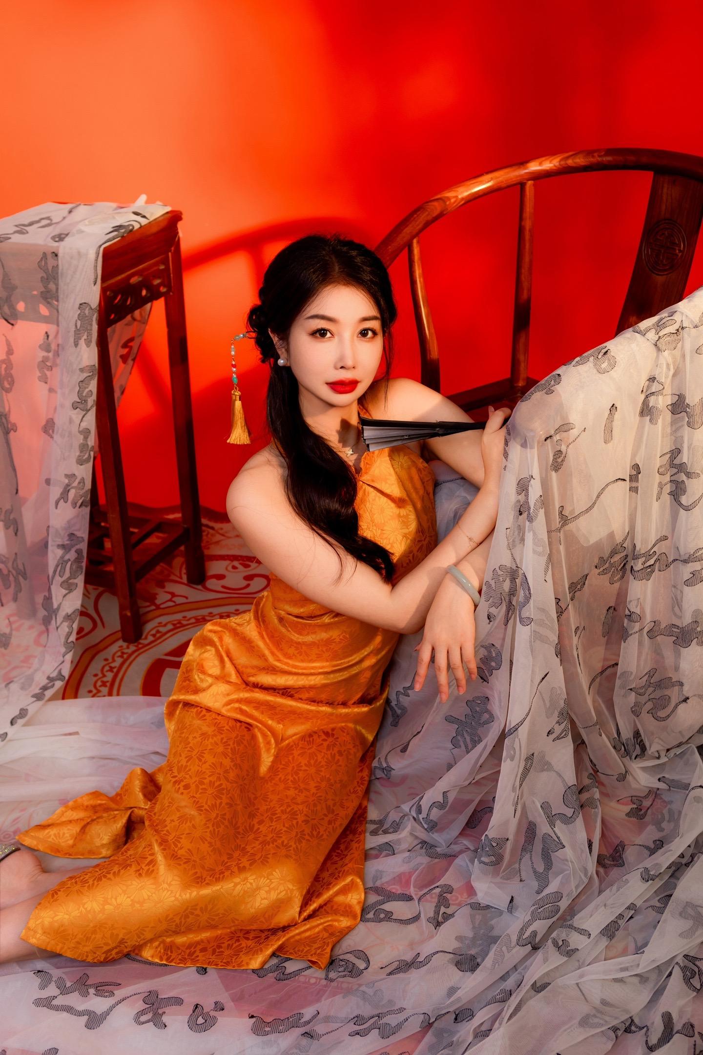 “青山几重，回眸一眼就心动”