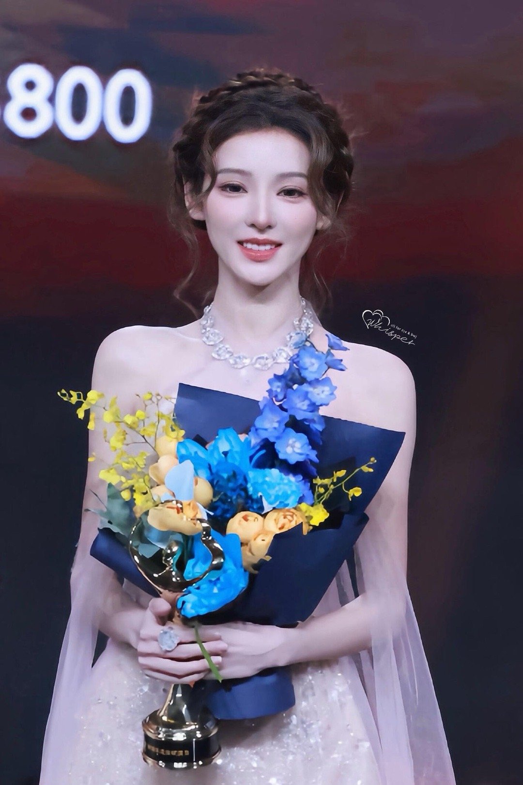 张予曦内场神图 张予曦这次的美，是艺术和故事的高级结合。内场图中，她身骑白马、身