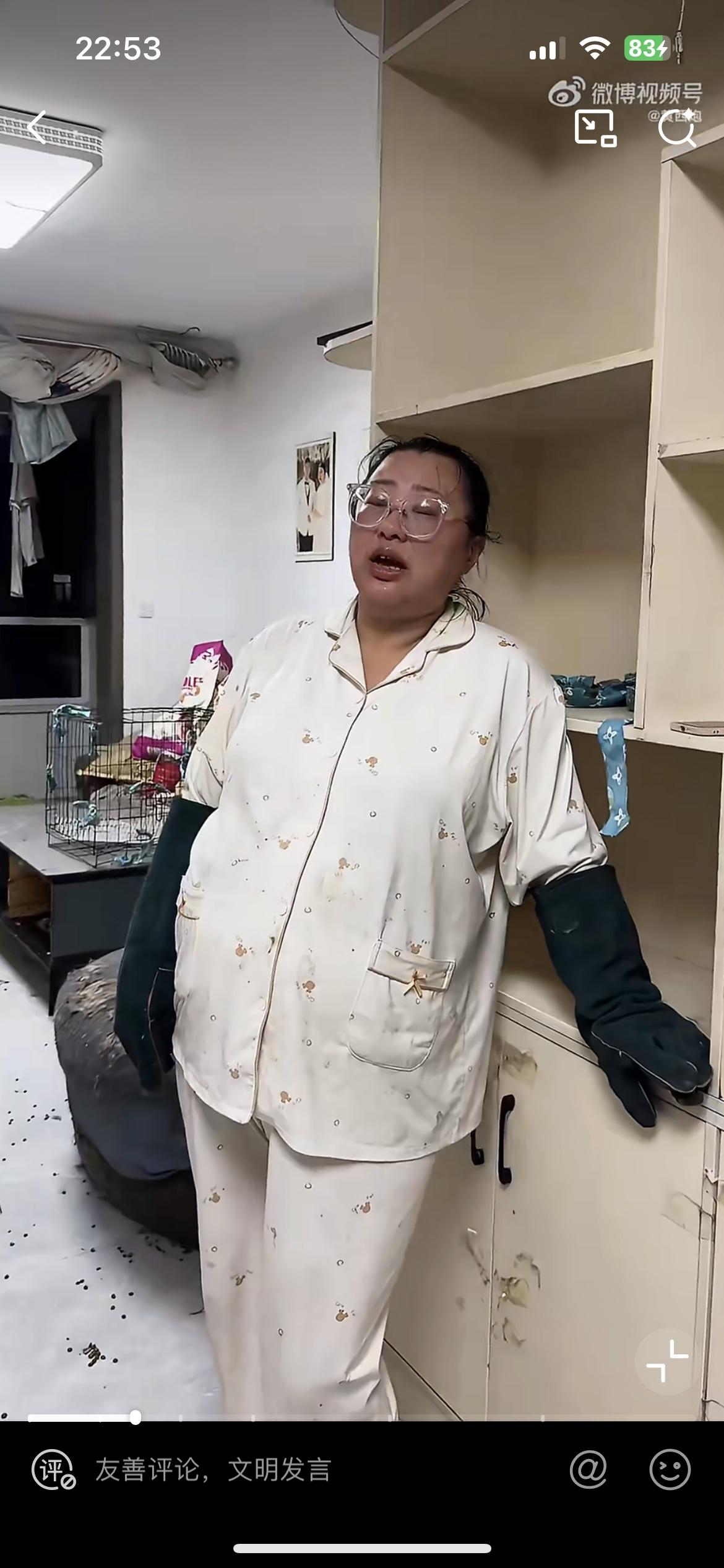 女子收养 60 只流浪猫，家里整得比垃圾堆还邋遢，不知道她老公是怎么受得了的。这