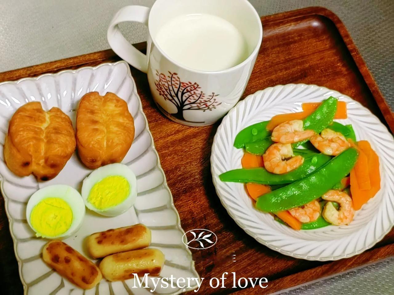 高二娃的早餐
油条，煎鱼肠，煮蛋，虾仁炒荷兰豆
就这两个小油条，炸起来有点麻烦，