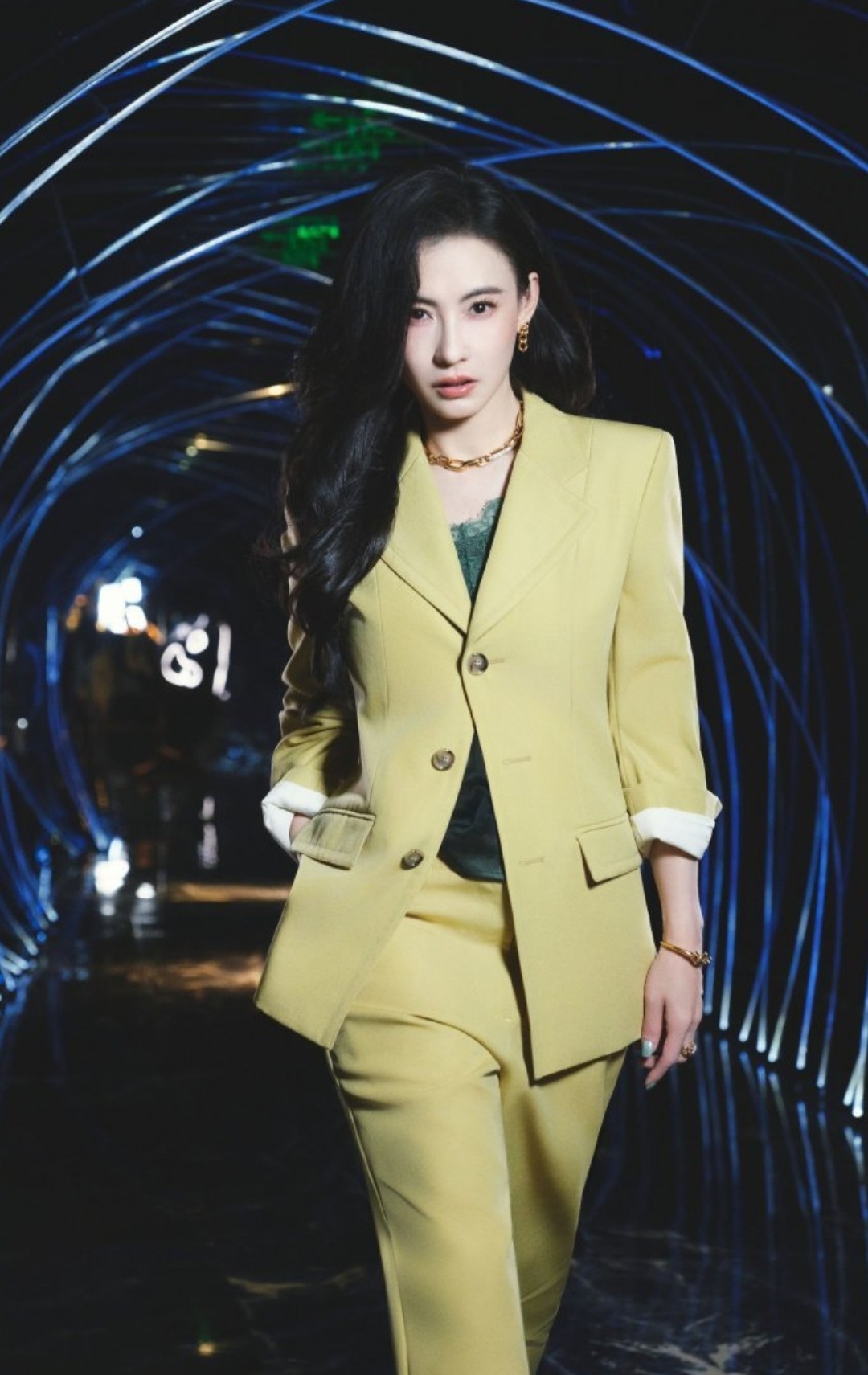 张柏芝戴大金链上热搜了。这要是实心的得多少钱啊。刚刷到她活动现场图，一身明黄色西