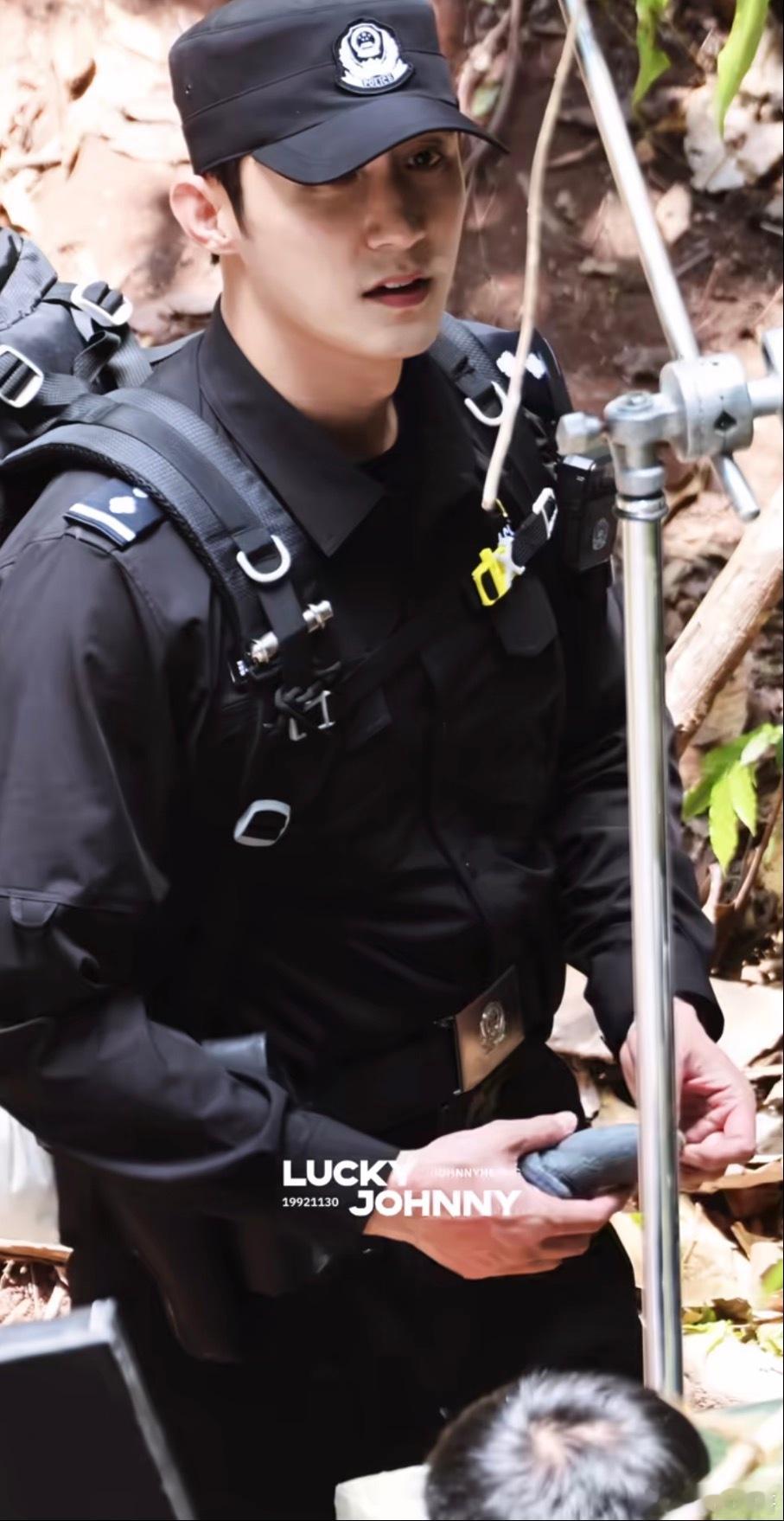 黄景瑜让代拍小心蛇黄景瑜也太暖心了吧！竟然反过来叫代拍小心蛇！谁不爱呢