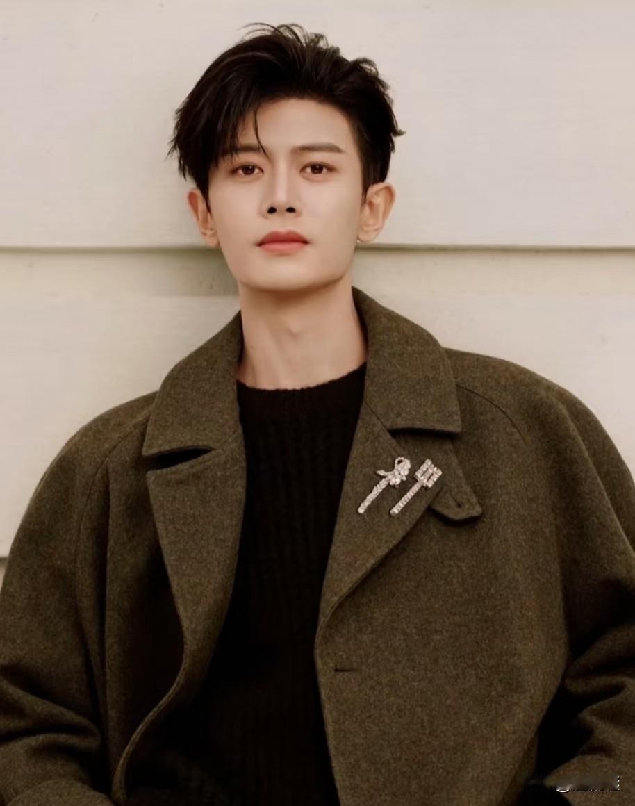 任嘉伦，他靠《大唐荣耀》一夜爆红，从普通新人直接跃升为人气演员；后来的《锦衣之下