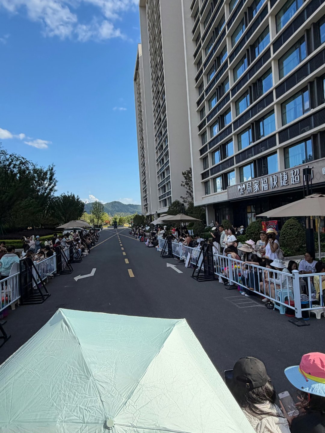 虞书欣虞书欣为粉丝安装遮阳棚欣欣子太暖心了，因为有很多粉丝会接欣欣上班，就安装了