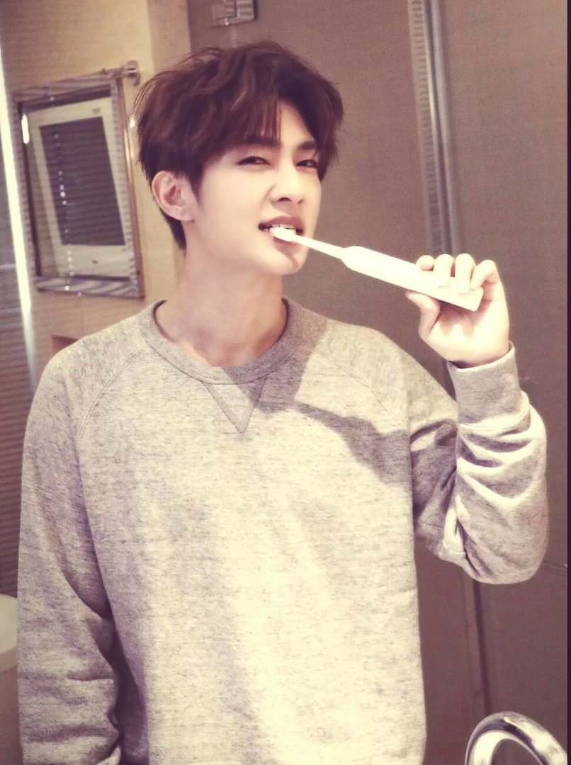 炎亚纶体面炎亚纶这把是真的够体面了，线下被贴脸开大也没说啥还维护cp粉 