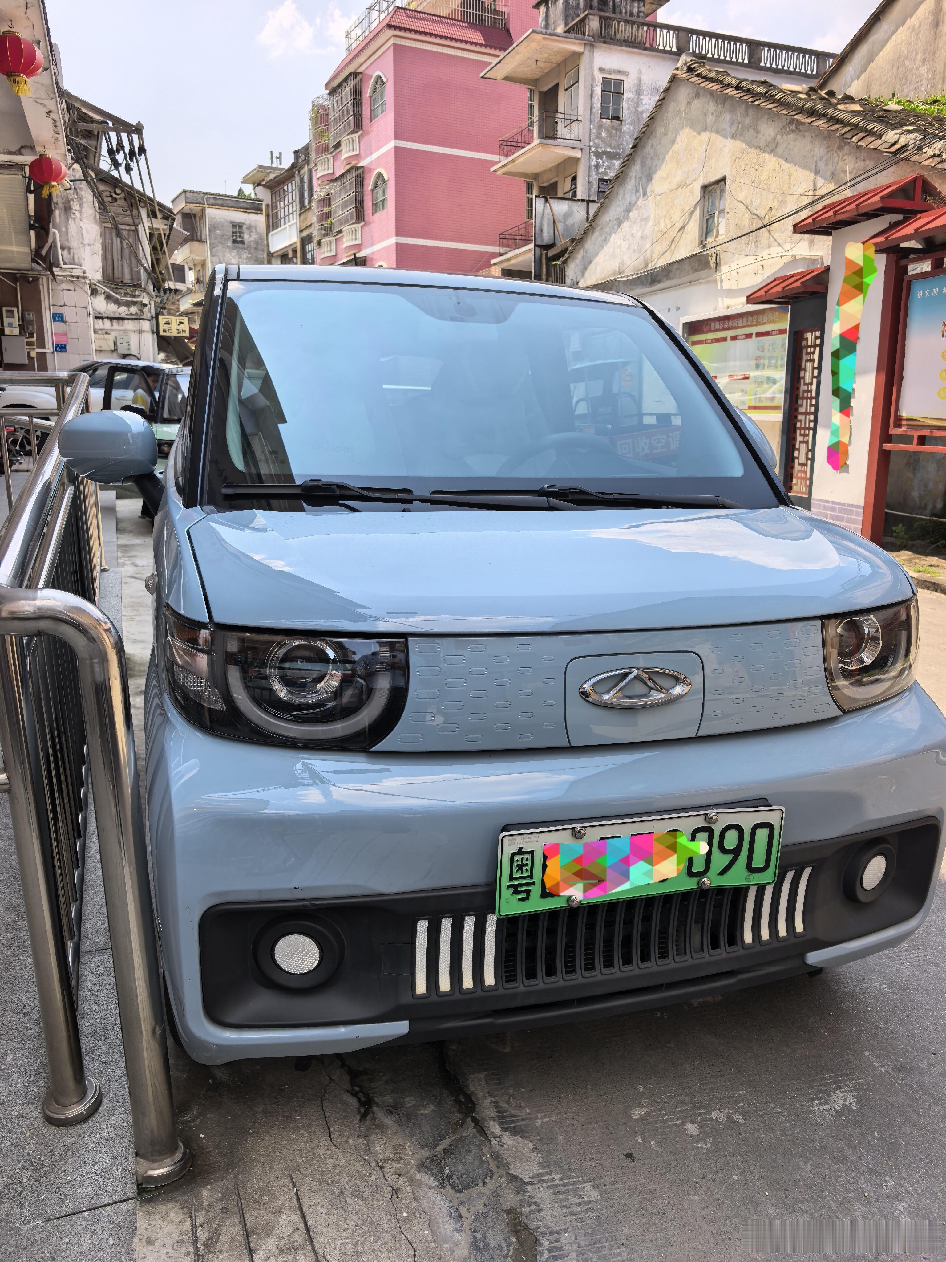 老城路边，极限停车，这技术也是没谁了。 ​​​