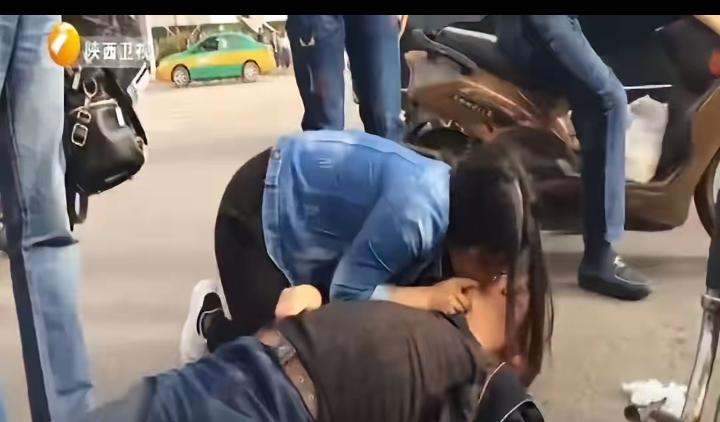 “西安，一女孩跪地抢救晕倒老人，老人不幸离世，谁料4天后，女孩发现对方家属全城拉