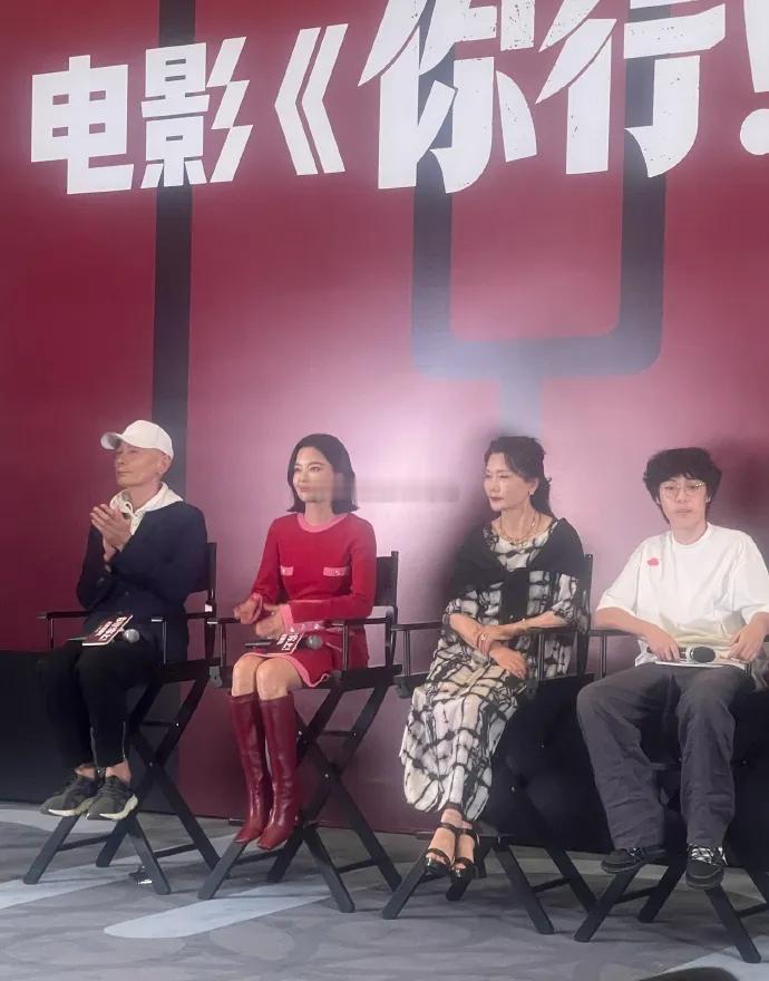 马丽出席活动穿着黑白风格的裙子，脚踩漂亮的高跟鞋，还留着清新的短发，像个优雅的艺