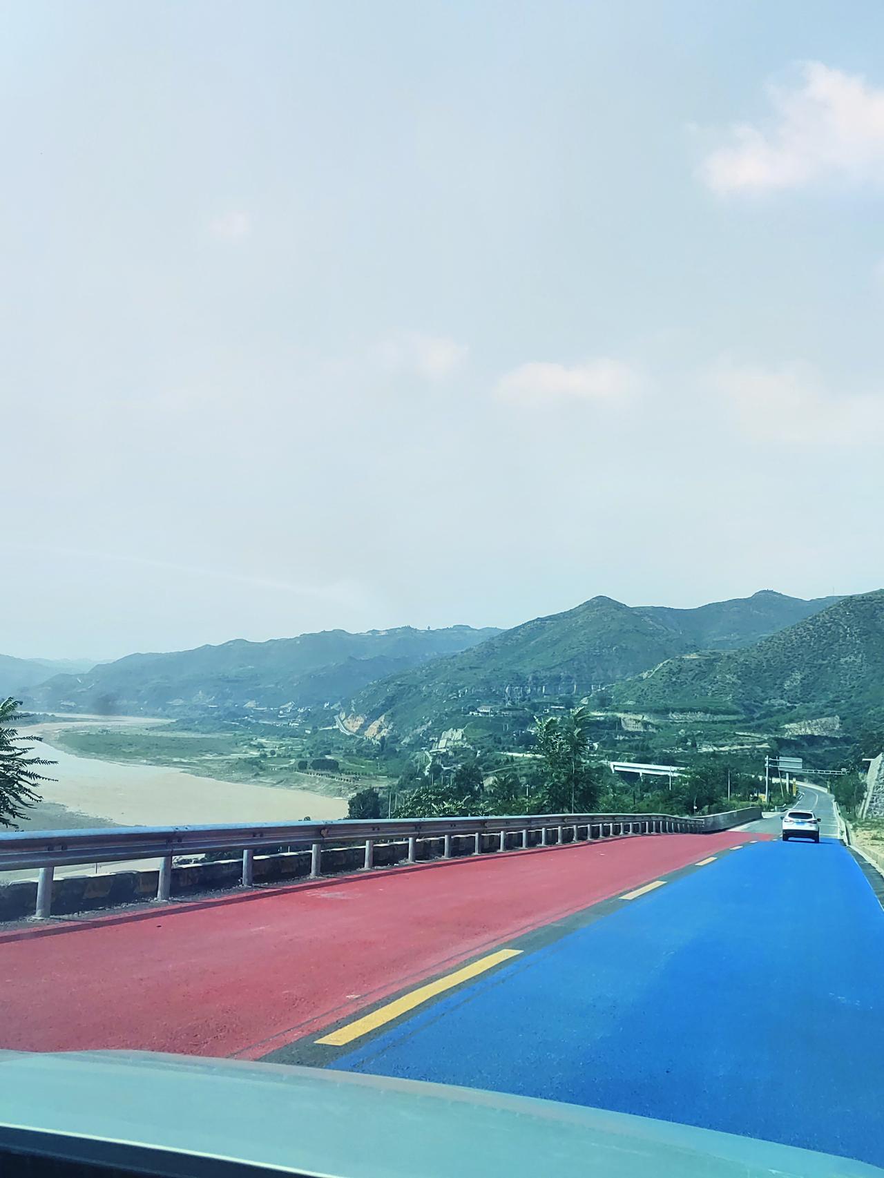 跟老公出来游玩一趟，我忽然觉得，我真是个文盲啊！果然没有对比就没有伤害！

一早