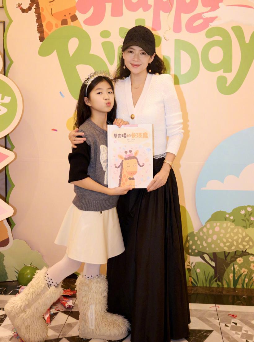 10岁女儿悬在百米岩壁上，章子怡在下面笑了。
醒醒小手紧抓钢索，脚踩晃动的支点，