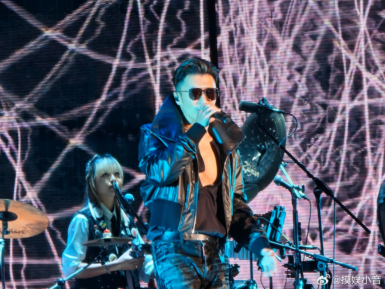 谢霆锋把耳麦扔了 不愧是谢霆锋！深圳演唱会开唱《不可一世》前耳麦出状况，他反应超