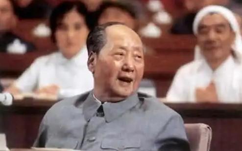 1981年，有人想动手否定毛主席，胡乔木提出不再称“毛主席”，改叫“毛泽东”，但