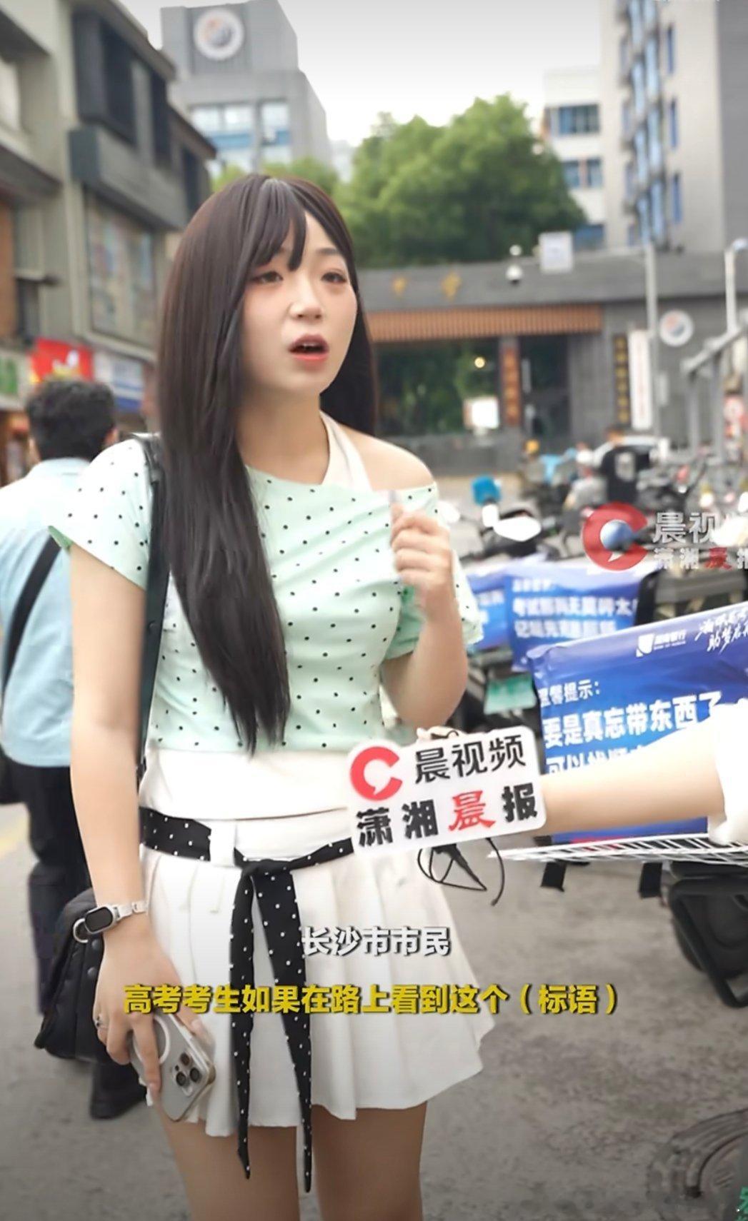 来自长沙街头的方言护考贴长沙街头多了一群无声陪考人，骑手用方言送上暖心叮嘱，整座
