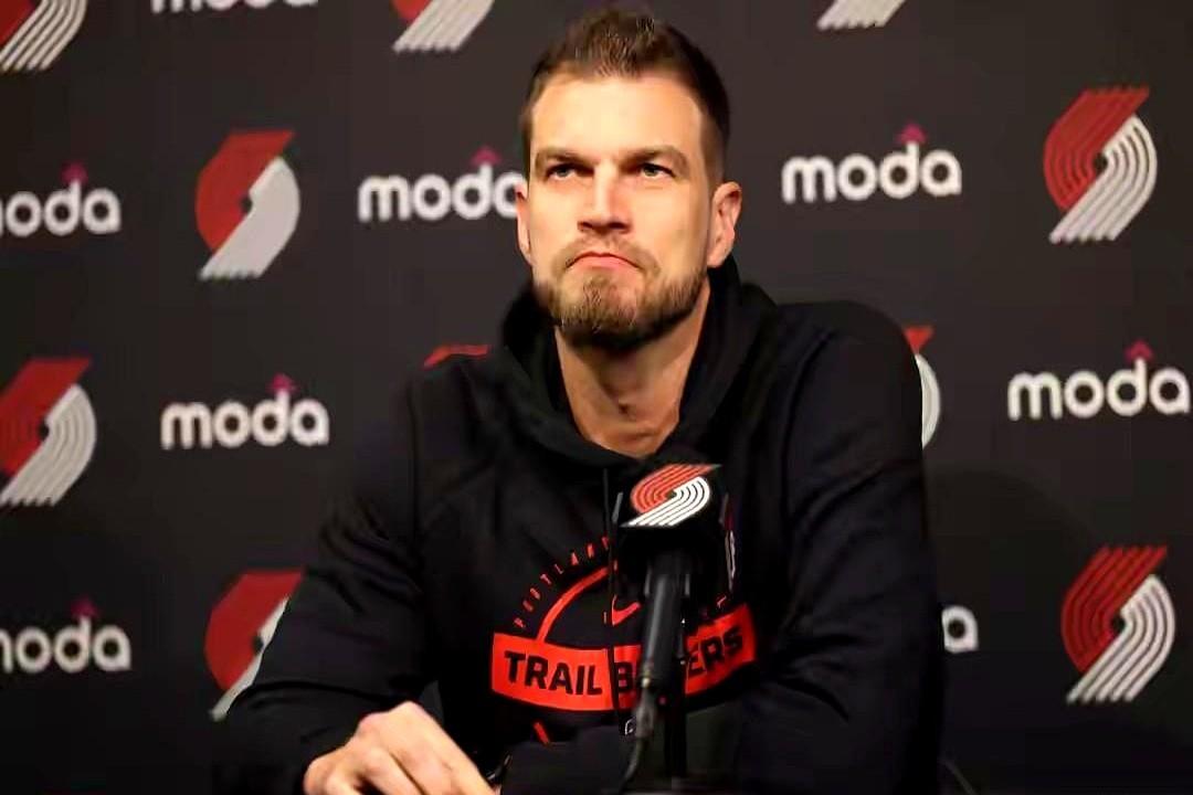 “连板凳都坐不上，还练啥？”

别急着笑，杨瀚森真就这么轴——连续五场被DNP，