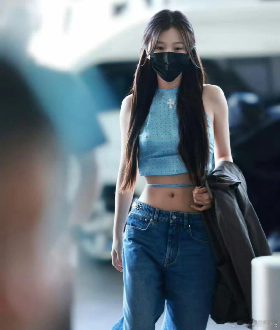 #虞书欣好辣#虞书欣就像是一颗璀璨的明珠，闪耀着令人无法忽视的光芒。那身材，堪称