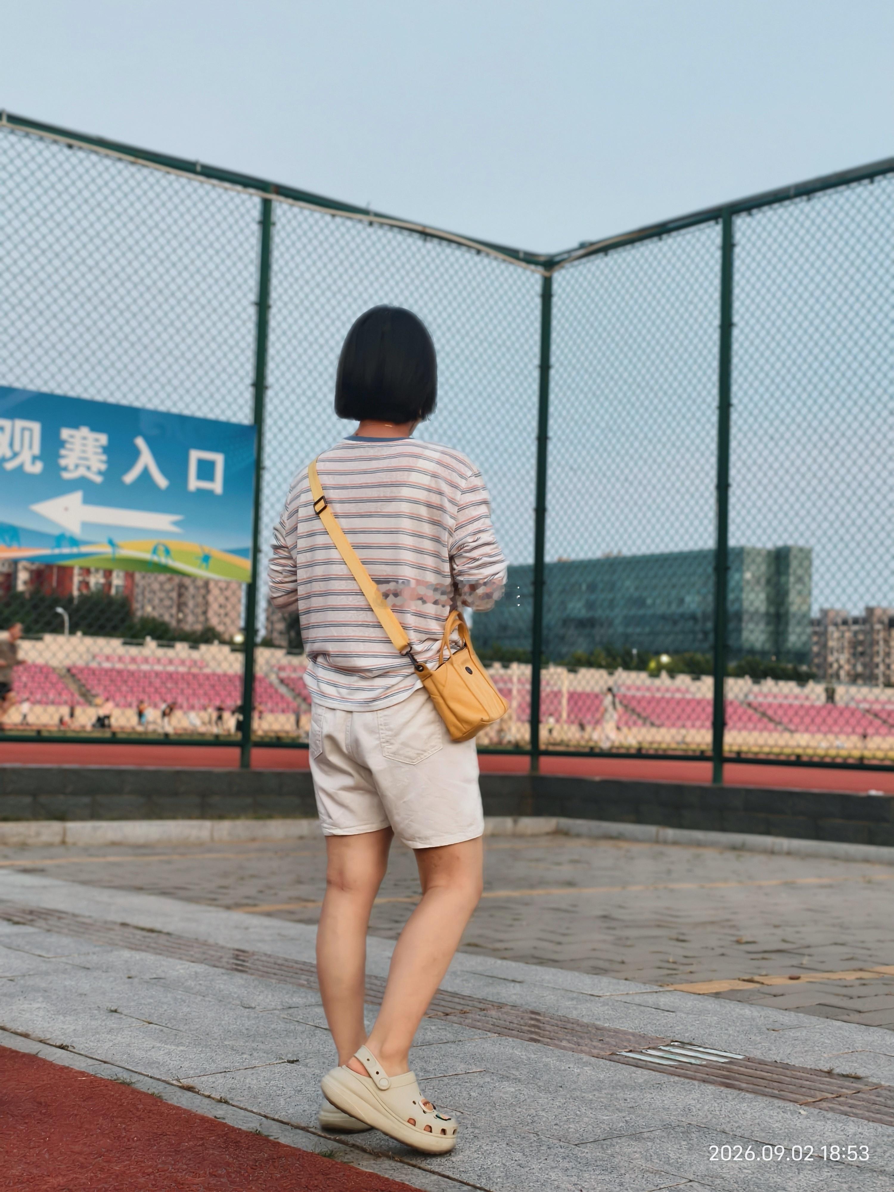 晚上去体育场玩了，回来吃纸杯蛋糕了 ​​​