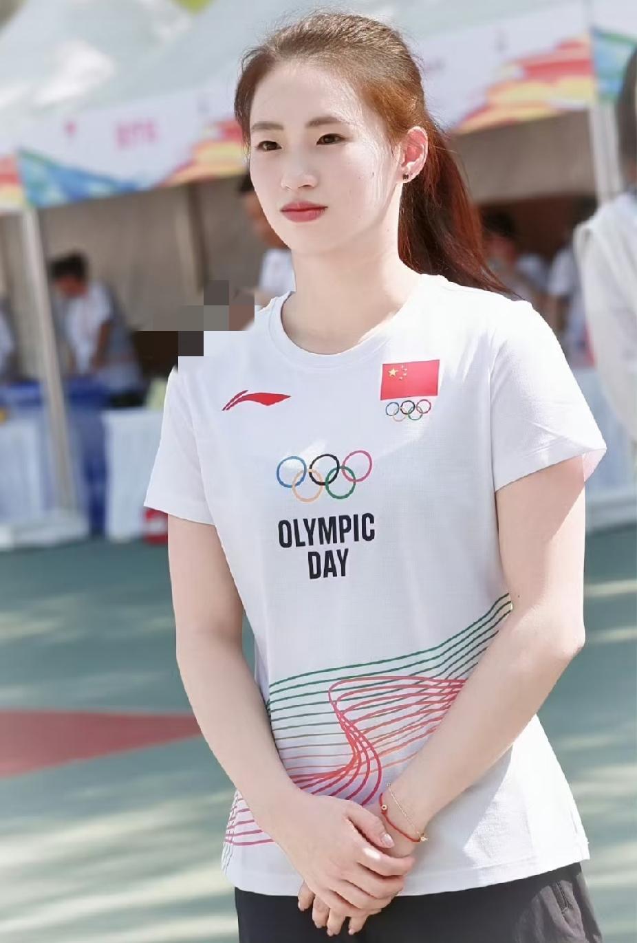 陈芋汐亮相第40届奥林匹克日活动，一身印着五环标志的白T恤清爽又好看。
 
小姑