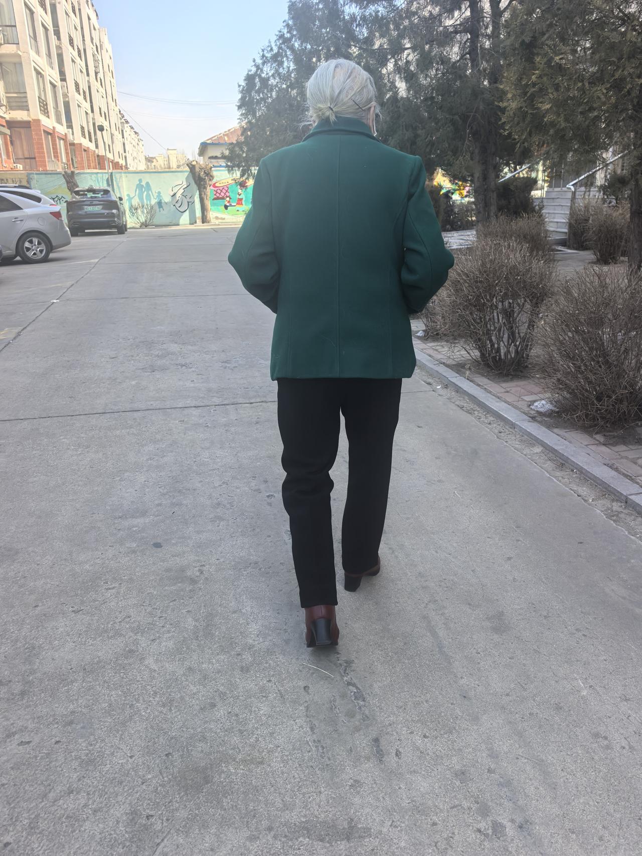 隔壁楼91岁的朱阿姨前几天不小心摔了一跤，现在只能卧床了，吃喝拉撒都要有人服侍。