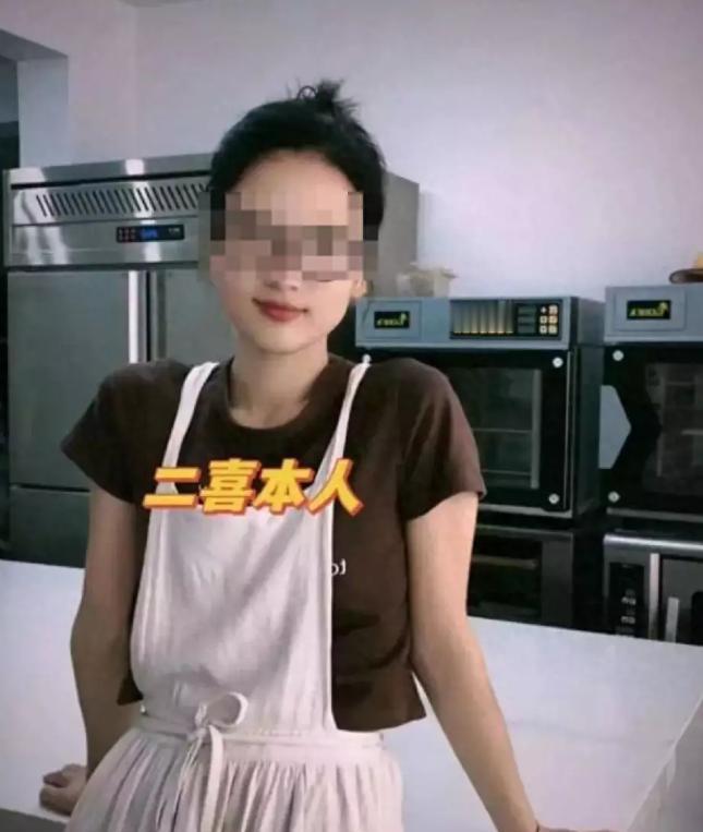 真离谱！江苏启东一位33岁的甜品店老板娘，出轨店内18岁暑假工。肆意放纵，高调挑