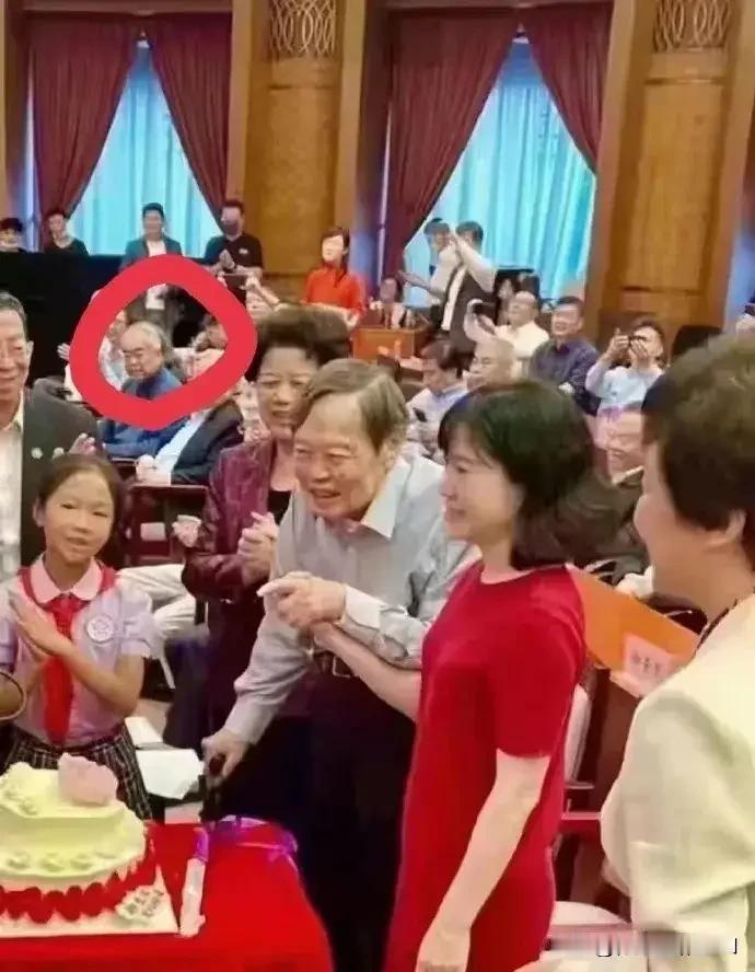 找了好久才找出来这照片。
范大师确实有资格如此睥睨。
如此高龄尚能积极为国做贡献