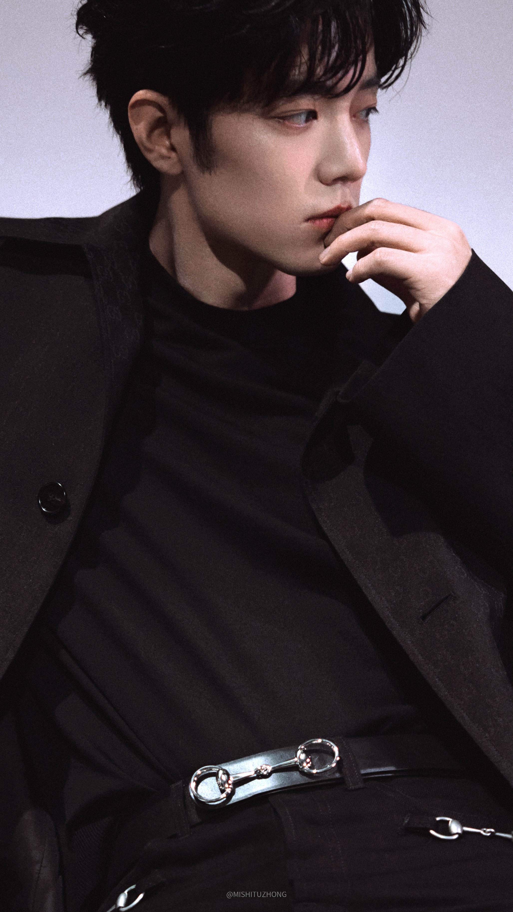 光落在你脸上，直接帅出天际了！肖战连体T恤◎肖战