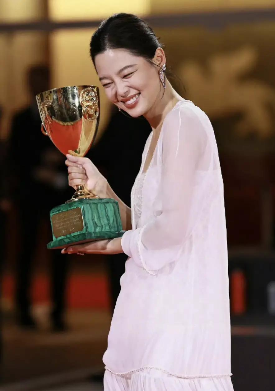 嚯！辛芷蕾也成了国际影后。在2025第82届威尼斯电影节上，中国演员辛芷蕾凭借电