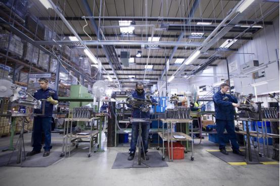 特朗普去年把胸脯拍得震天响，说靠加关税就能把美国工厂从低谷拉回来，结果才过一年，