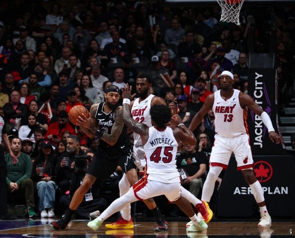 北京时间4月10日，NBA常规赛猛龙主场对阵热火，猛龙在英格拉姆出色表现引领下，