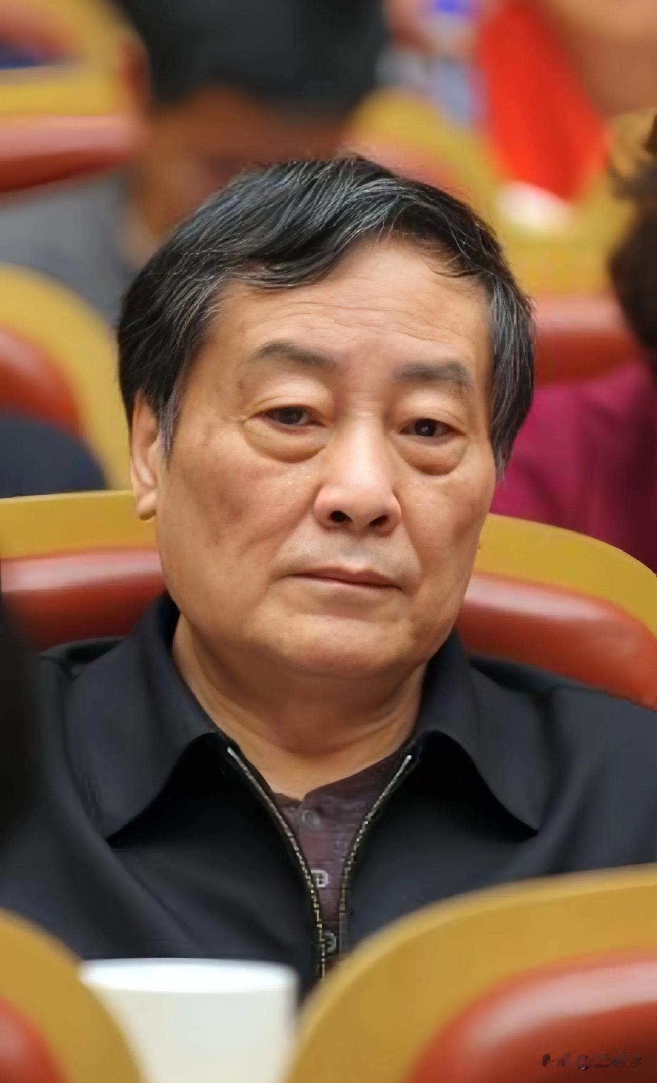 大佬云集的会场，宗庆后上台演讲，他说:在座的都是企业家，我想说，去年，我的员工平