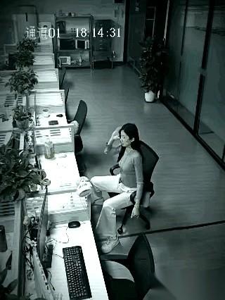 整个办公室安静得只剩下服务器的嗡嗡声。
突然，最角落的工位，“咚”的一声，炸出强